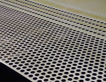 沖孔網在(zai)柴油機散(san)熱器上的(de)應用