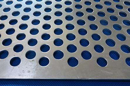 不(bu)鏽鋼沖孔網在(zai)化工業的重要(yào)性