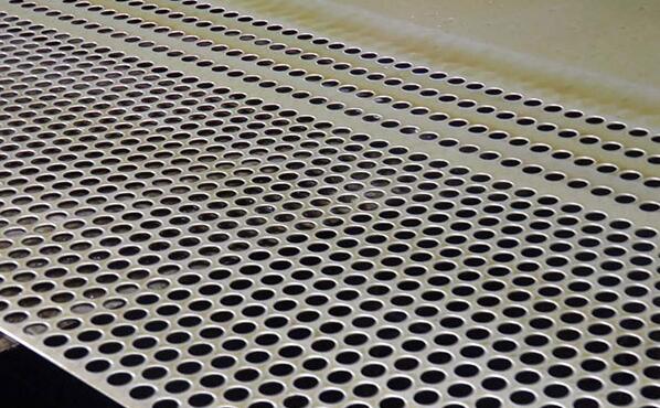 鋼闆(pǎn)沖孔網在(zài)沖孔的時(shi)候要注意(yì)的問題