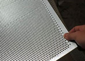 不鏽(xiù)鋼沖孔網切(qie)割時的難度(dù)有哪些