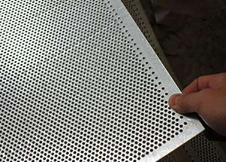 不鏽鋼沖孔(kǒng)網在沖孔操作中(zhōng)應避免哪些問題(tí)