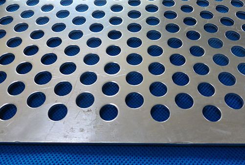 防止不(bu)鏽鋼沖孔(kong)網制品拉(la)伸開裂的(de)方法