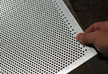 不鏽鋼沖孔(kǒng)網隔音闆的工作(zuò)效果及原理