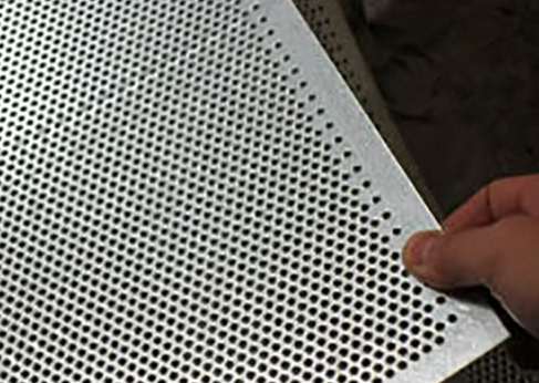 不鏽鋼沖孔網(wang)在化工業的重(zhong)要性